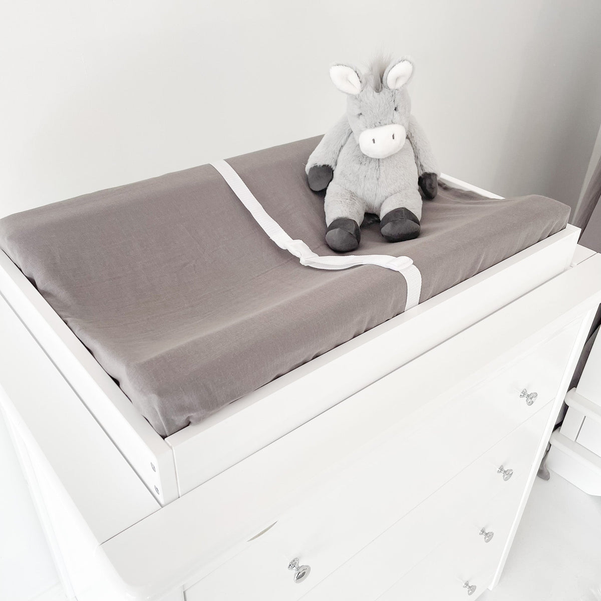 Cloud 9 Contemporary Cot, Mattress & 4 Drawer Nursery Bundle - product view