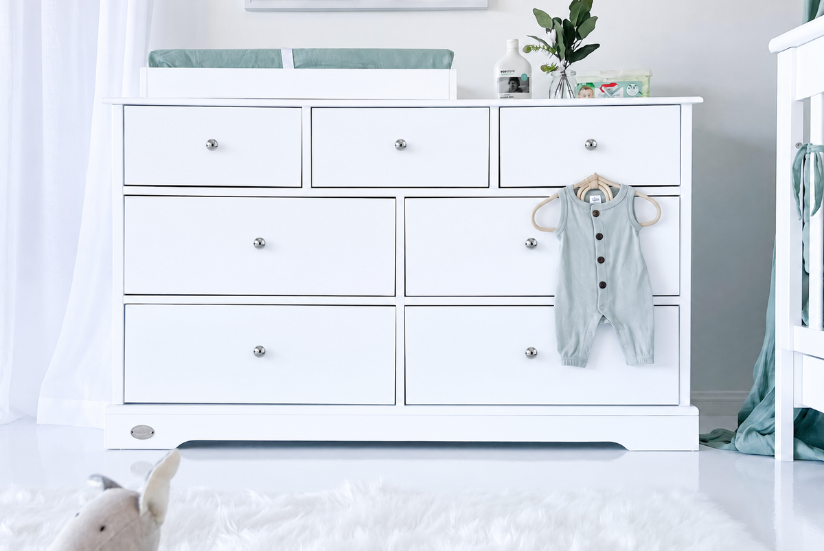 Heritage 7 drawer dresser and cot close-up with seven centred silver knobs