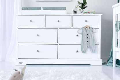 Heritage 7 drawer dresser and cot close-up with seven centred silver knobs